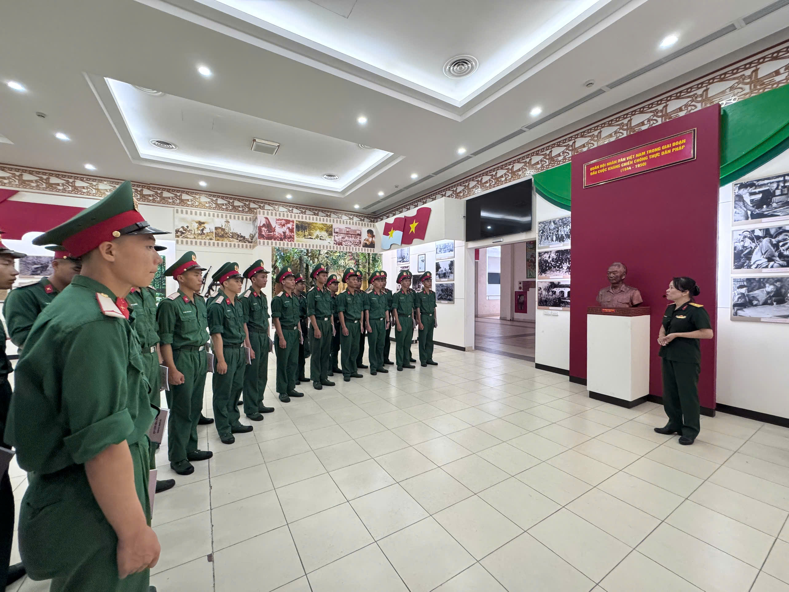 CHIẾN SĨ MỚI THAM QUAN, HỌC TẬP PHÒNG TRUYỀN THỐNG HỌC VIỆN HẬU CẦN