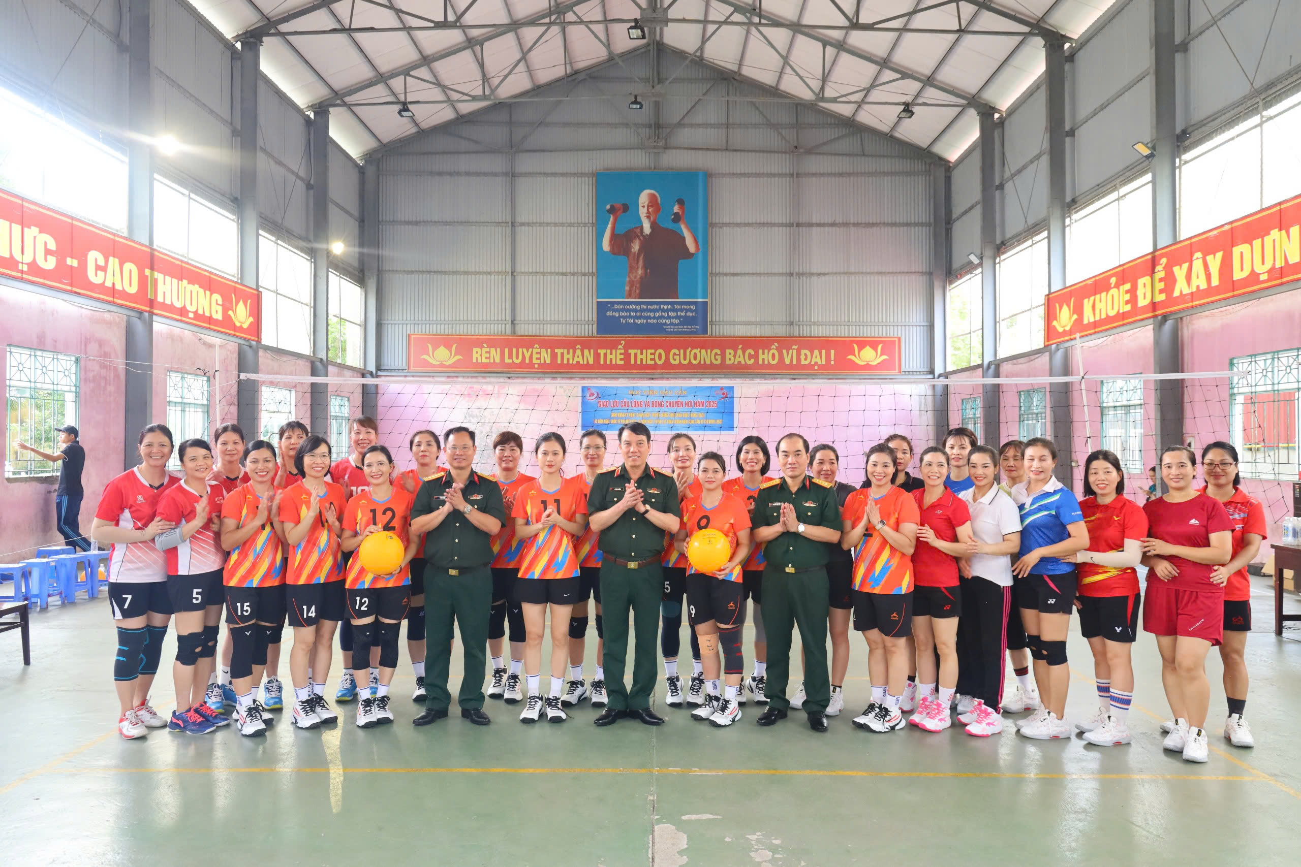 HỌC VIỆN HẬU CẦN TỔ CHỨC GIAO LƯU BÓNG CHUYỀN HƠI NỮ