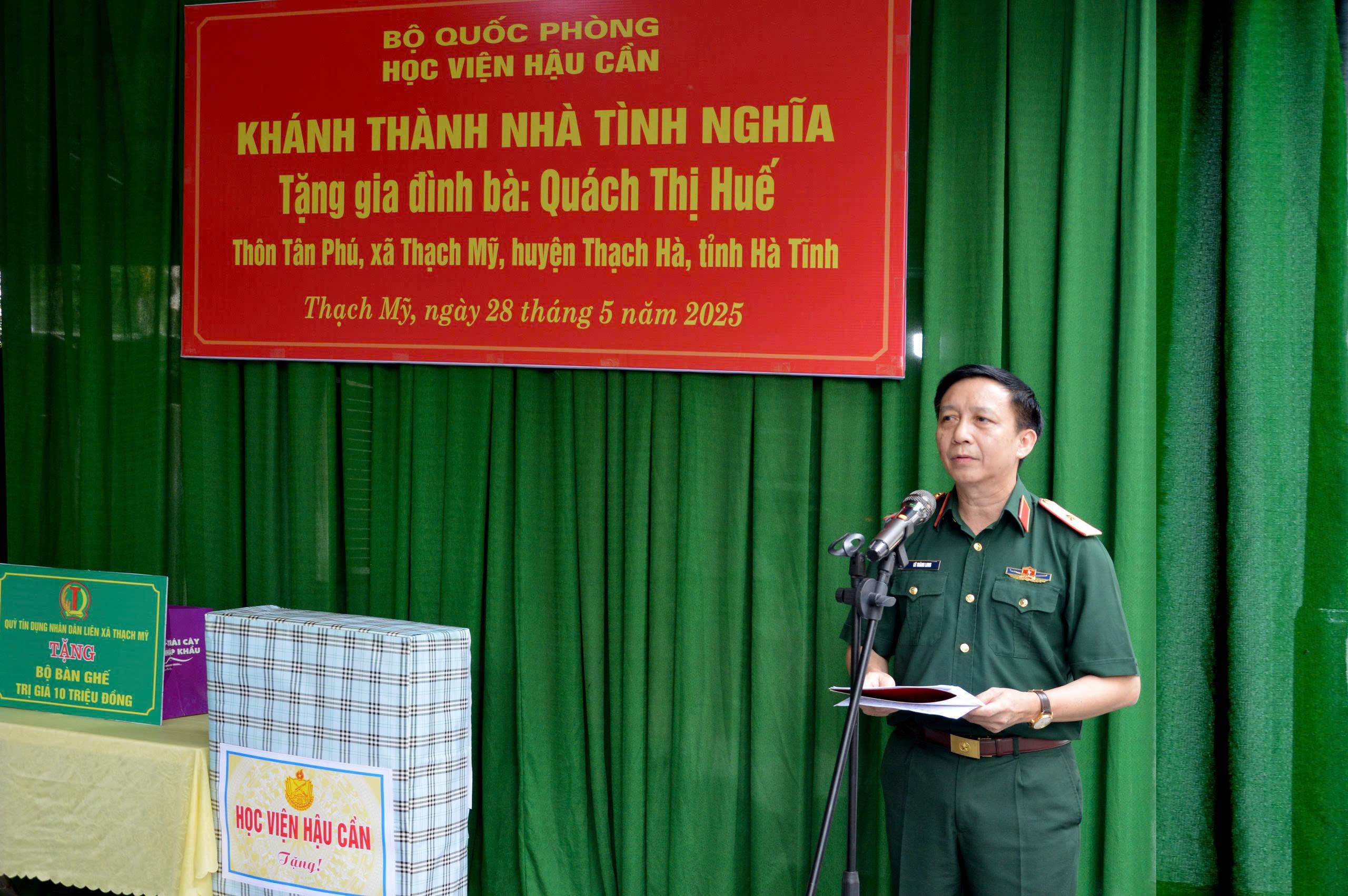 HỌC VIỆN HẬU CẦN TRAO TẶNG NHÀ TÌNH NGHĨA TẠI TỈNH HÀ TĨNH