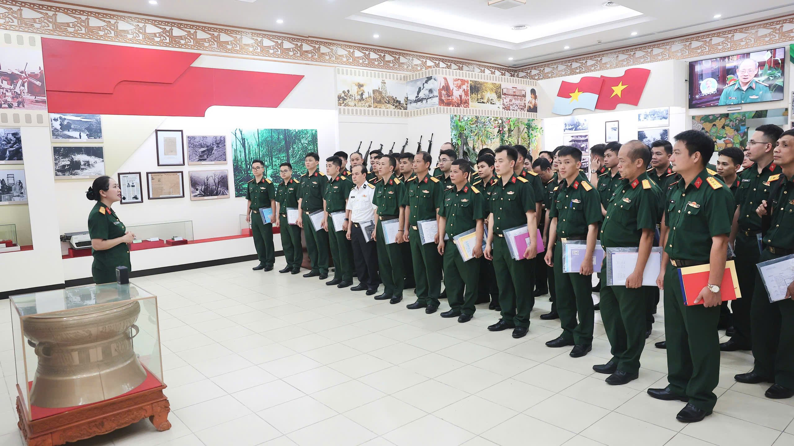 LỚP TẬP HUẤN CÔNG TÁC VẬT TƯ CÔNG TÁC ĐẢNG, CÔNG TÁC CHÍNH TRỊ TỔ CHỨC THAM QUAN PHÒNG TRUYỀN THỐNG, HỌC VIỆN HẬU CẦN