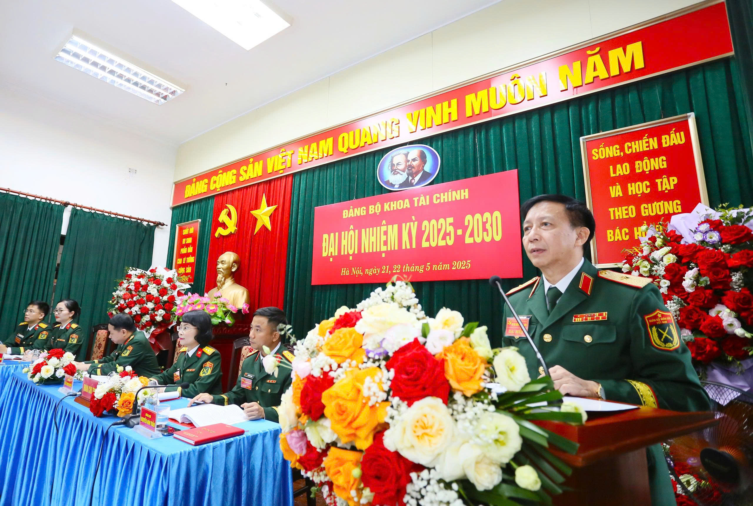 ĐẢNG BỘ KHOA TÀI CHÍNH TỔ CHỨC  THÀNH CÔNG ĐẠI HỘI ĐẢNG BỘ NHIỆM KỲ 2025-2030