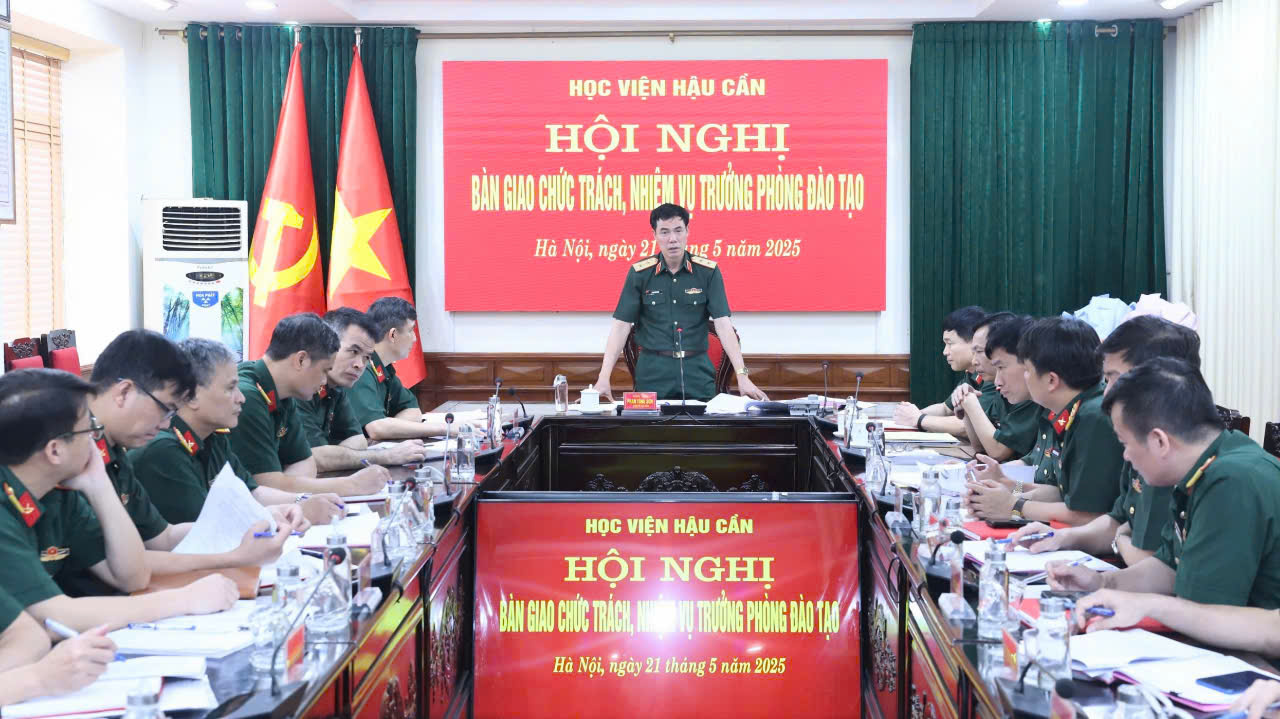 HỌC VIỆN HẬU CẦN CÔNG BỐ, TRAO QUYẾT ĐỊNH VỀ CÔNG TÁC CÁN BỘ