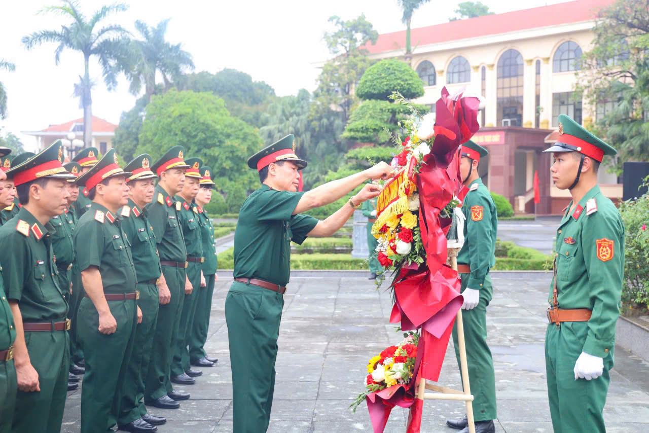 HỌC VIỆN HẬU CẦN DÂNG HƯƠNG  KỶ NIỆM 135 NĂM NGÀY SINH CHỦ TỊCH HỒ CHÍ MINH