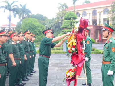 HỌC VIỆN HẬU CẦN DÂNG HƯƠNG  KỶ NIỆM 135 NĂM NGÀY SINH CHỦ TỊCH HỒ CHÍ MINH