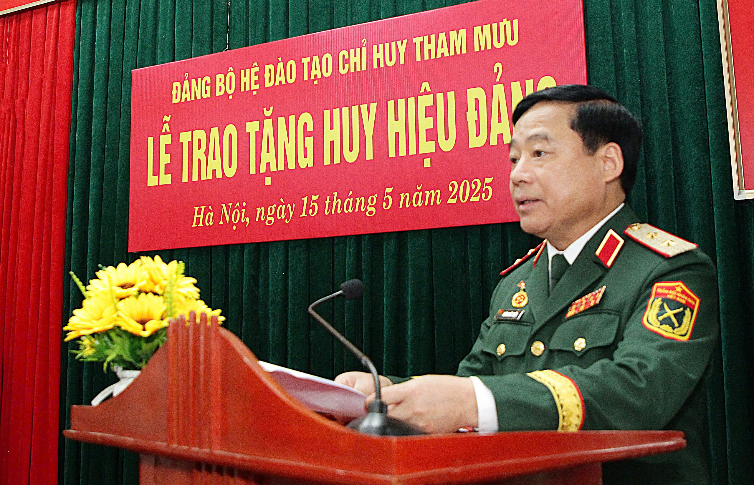 TRAO TẶNG HUY HIỆU 30 NĂM TUỔI ĐẢNG CHO ĐẢNG VIÊN