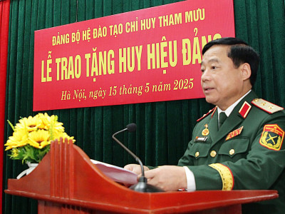 TRAO TẶNG HUY HIỆU 30 NĂM TUỔI ĐẢNG CHO ĐẢNG VIÊN