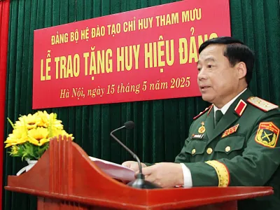 TRAO TẶNG HUY HIỆU 30 NĂM TUỔI ĐẢNG CHO ĐẢNG VIÊN