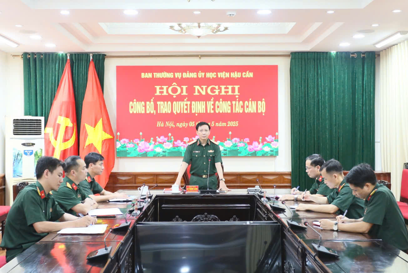 HỌC VIỆN HẬU CẦN CÔNG BỐ, TRAO QUYẾT ĐỊNH BỔ NHIỆM PHÓ TỔNG BIÊN TẬP TẠP CHÍ NGHIÊN CỨU KHOA HỌC HẬU CẦN QUÂN SỰ