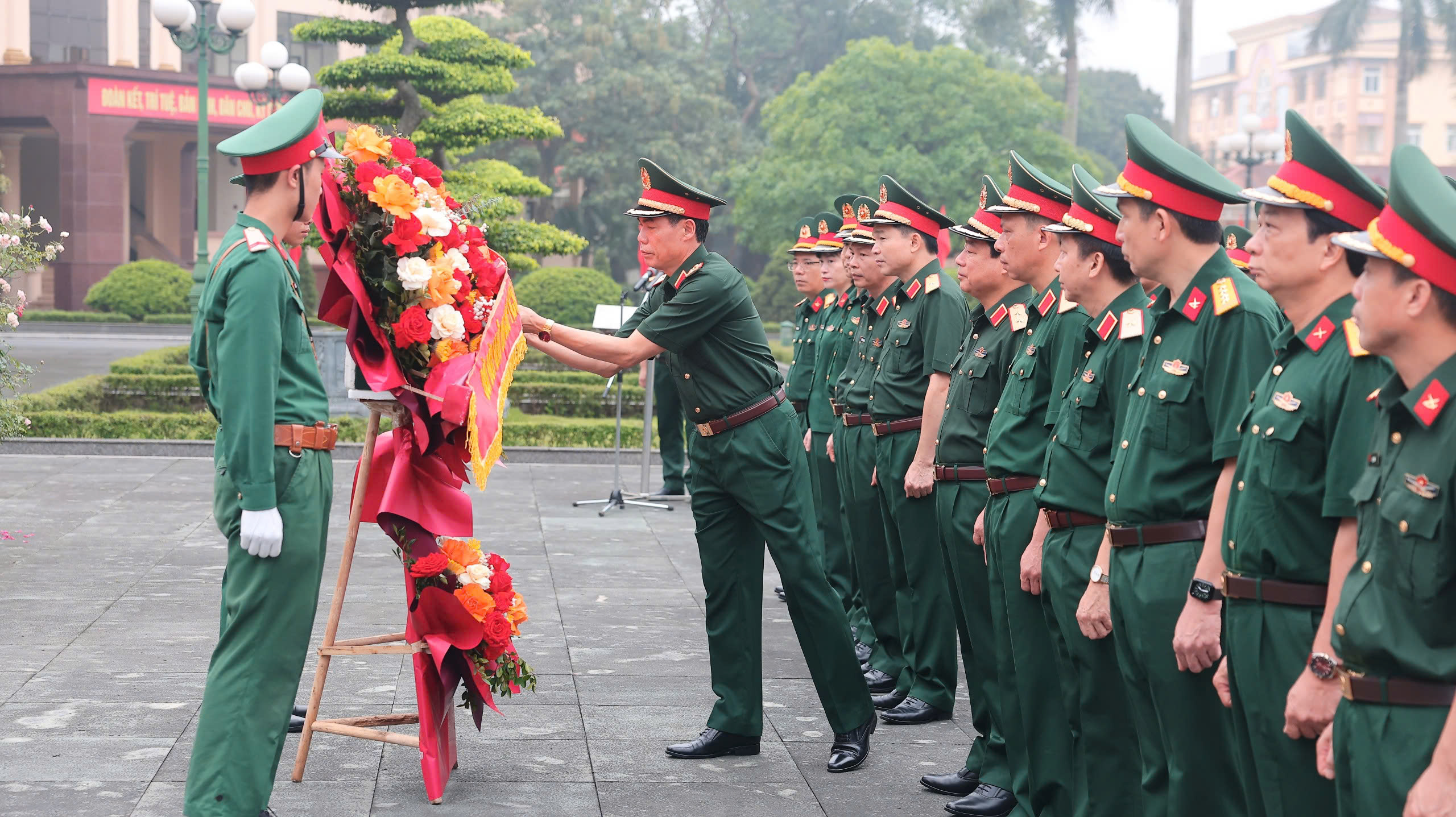 HỌC VIỆN HẬU CẦN: TỔ CHỨC DÂNG HƯƠNG TƯỞNG NIỆM ANH LINH CHỦ TỊCH HỒ CHÍ MINH VÀ CÁC ANH HÙNG LIỆT SĨ