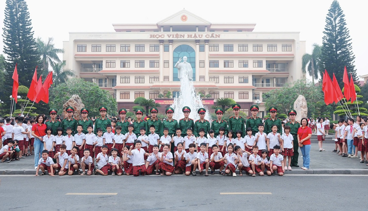 HÀNG NGÀN CÔ VÀ TRÒ CÁC TRƯỜNG HỌC TRÊN ĐỊA BÀN HỌC TẬP TRUYỀN THỐNG, TRẢI NGHIỆM TẠI HỌC VIỆN HẬU CẦN DỊP 30/4