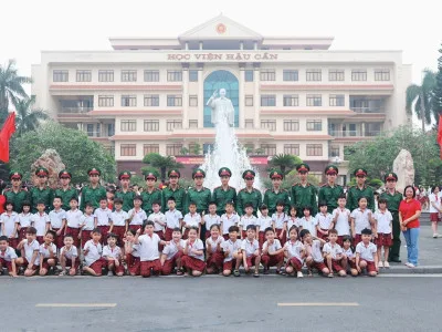 HÀNG NGÀN CÔ VÀ TRÒ CÁC TRƯỜNG HỌC TRÊN ĐỊA BÀN HỌC TẬP TRUYỀN THỐNG, TRẢI NGHIỆM TẠI HỌC VIỆN HẬU CẦN DỊP 30/4
