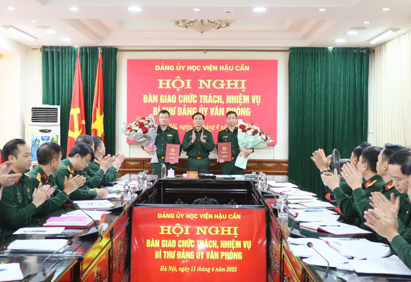 BÀN  GIAO CHỨC TRÁCH, NHIỆM VỤ BÍ THƯ ĐẢNG ỦY VĂN PHÒNG