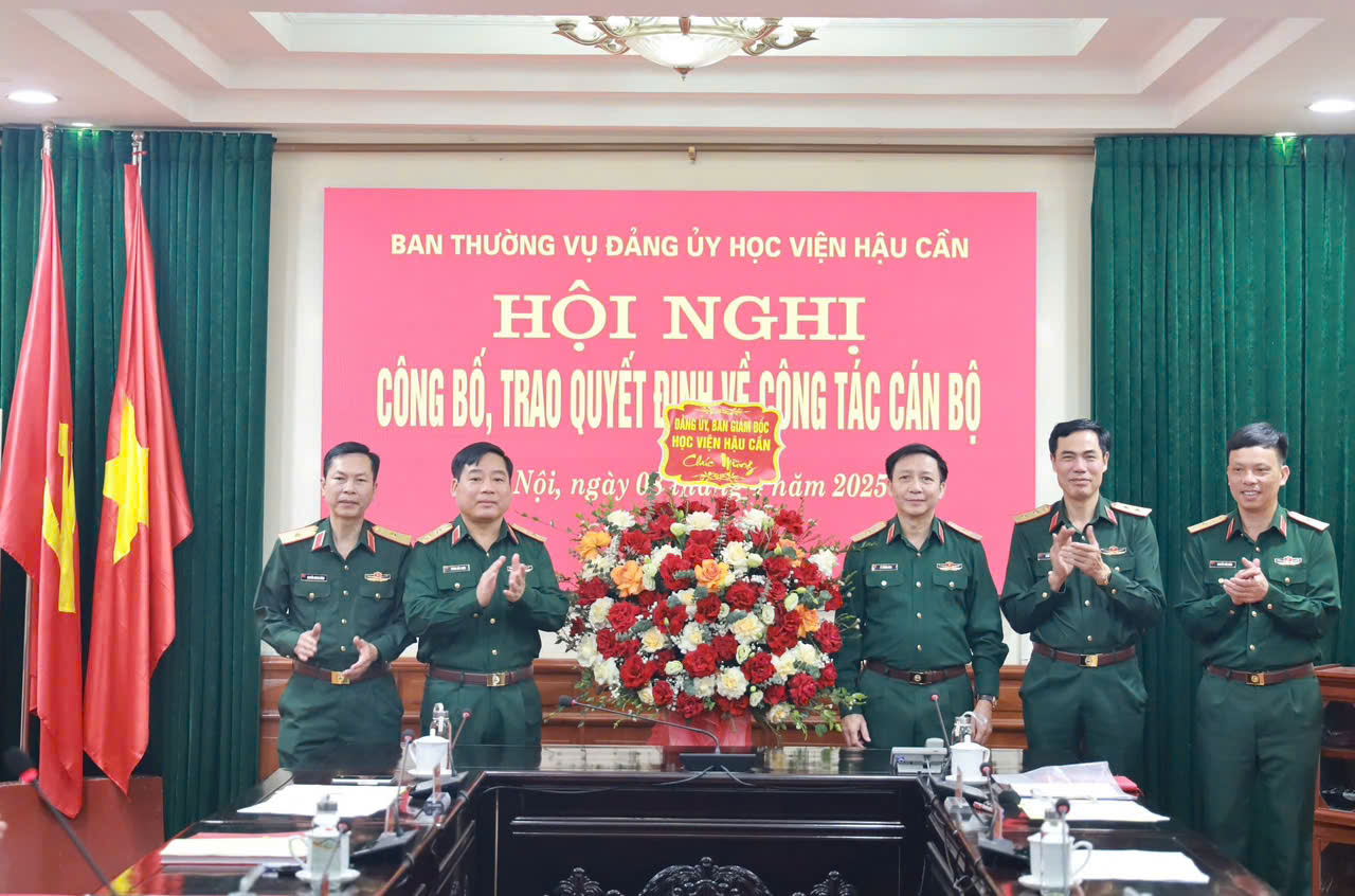 HỌC VIỆN HẬU CẦN CÔNG BỐ, TRAO QUYẾT ĐỊNH VỀ CÔNG TÁC CÁN BỘ