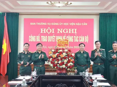 HỌC VIỆN HẬU CẦN CÔNG BỐ, TRAO QUYẾT ĐỊNH VỀ CÔNG TÁC CÁN BỘ