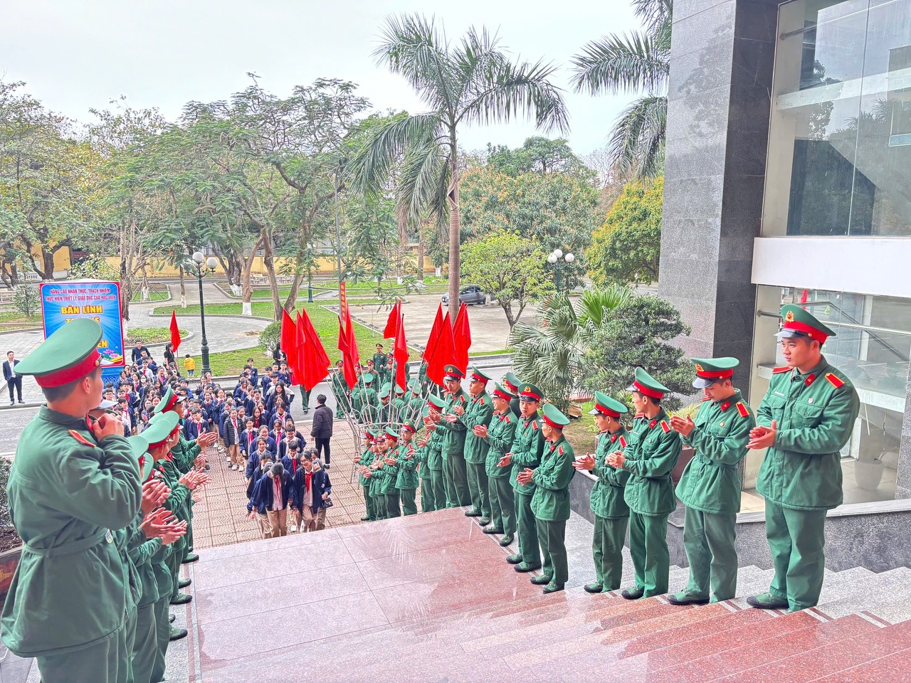 HỌC TẬP TRUYỀN THỐNG, TRẢI NGHIỆM MÔI TRƯỜNG QUÂN NGŨ TẠI HỌC VIỆN HẬU CẦN