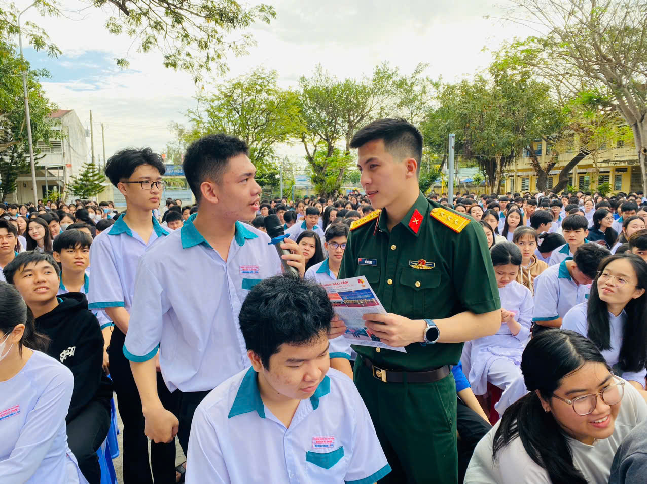 HỌC VIỆN HẬU CẦN THAM GIA TUYÊN TRUYỀN, TƯ VẤN TUYỂN SINH TRÊN ĐỊA BÀN QUÂN KHU 9