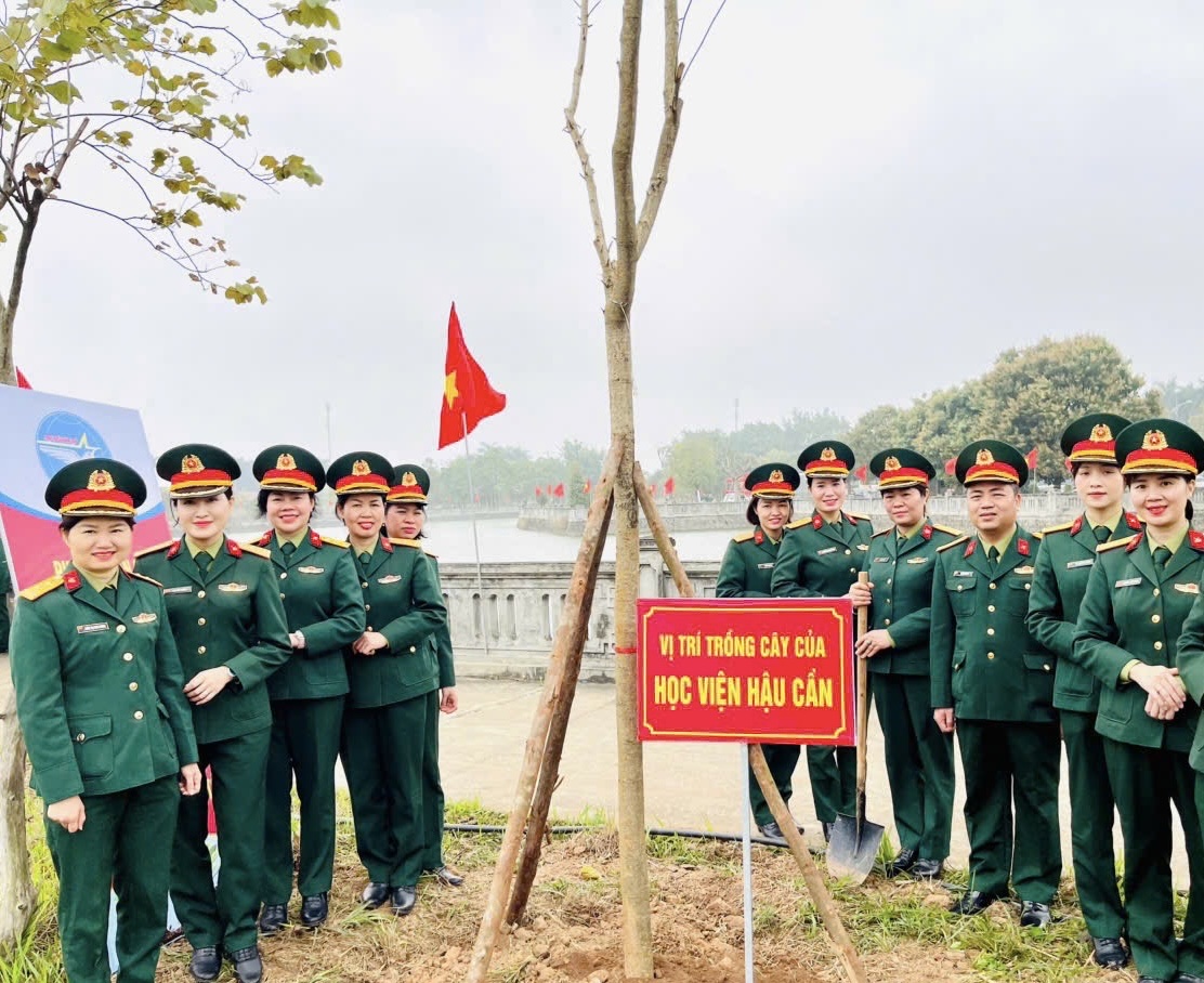 PHỤ NỮ HỌC VIỆN HẬU CẦN CHUNG TAY CÙNG PHỤ NỮ QUÂN ĐỘI THAM GIA TẾT TRỒNG CÂY “ĐỜI ĐỜI NHỚ ƠN BÁC HỒ” NĂM 2025
