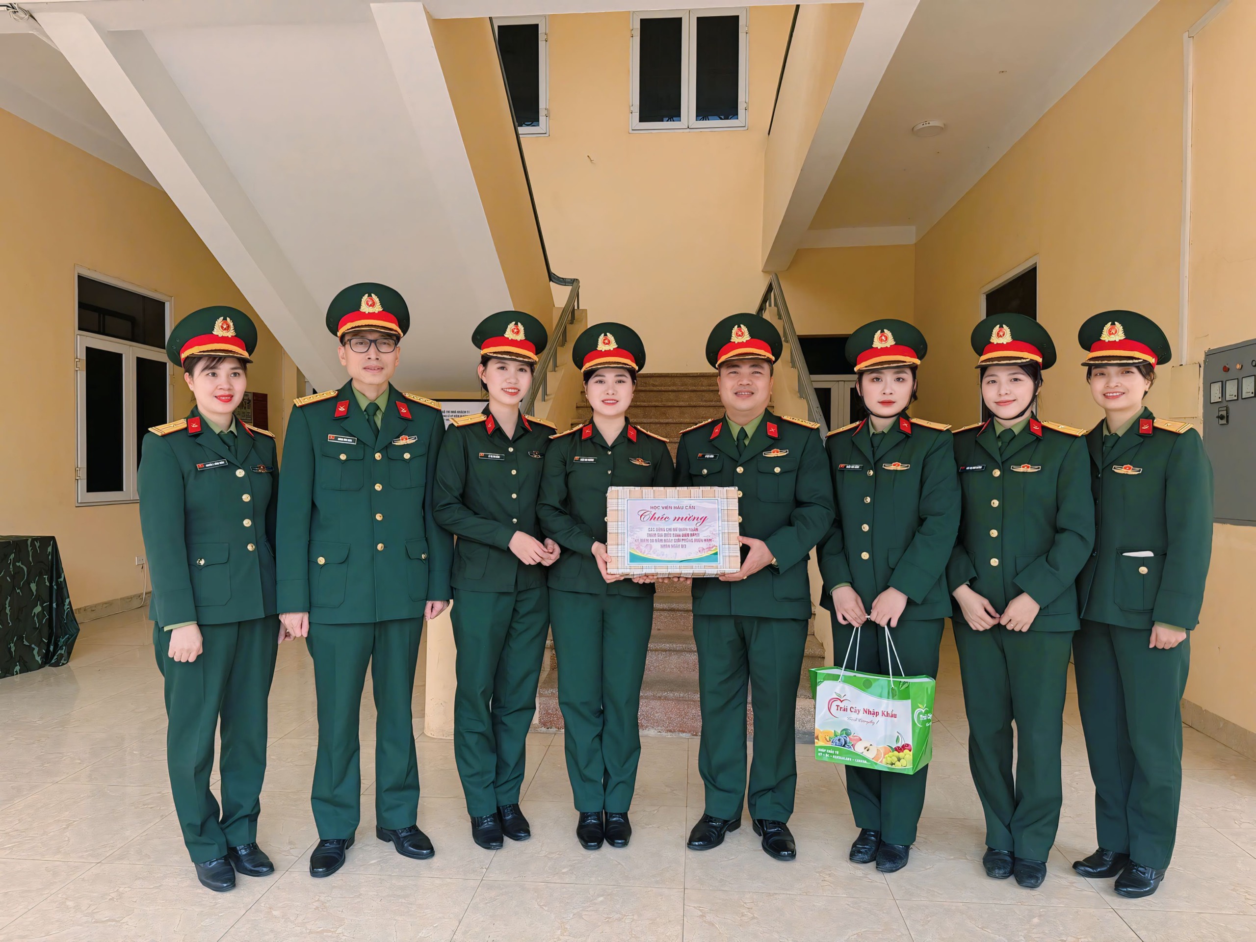 GẶP MẶT, ĐỘNG VIÊN VÀ TẶNG QUÀ NỮ QUÂN NHÂN CỦA HỌC VIỆN LUYỆN TẬP THAM GIA DIỄU BINH, DIỄU HÀNH KỶ NIỆM 50 NĂM NGÀY GIẢI PHÓNG MIỀN NAM