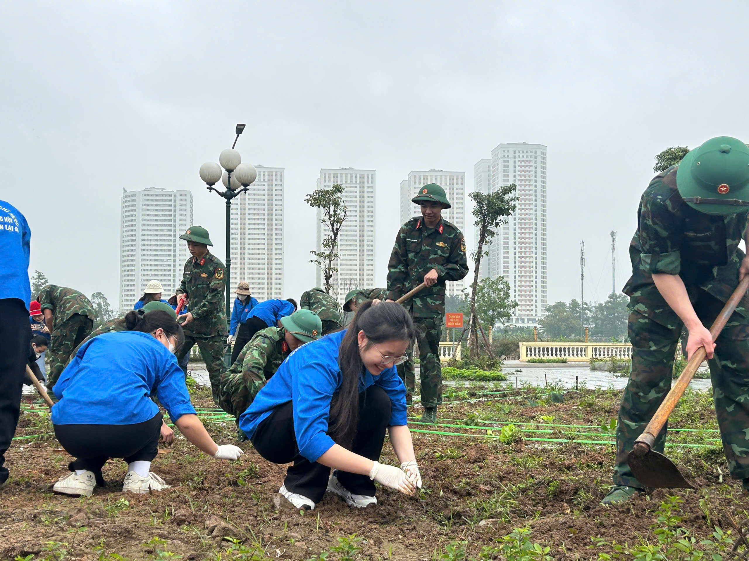 TUỔI TRẺ HỌC VIỆN HẬU CẦN TÍCH CỰC PHỐI HỢP VỚI ĐOÀN XÃ ĐÔNG HỘI HƯỞNG ỨNG THÁNG THANH NIÊN