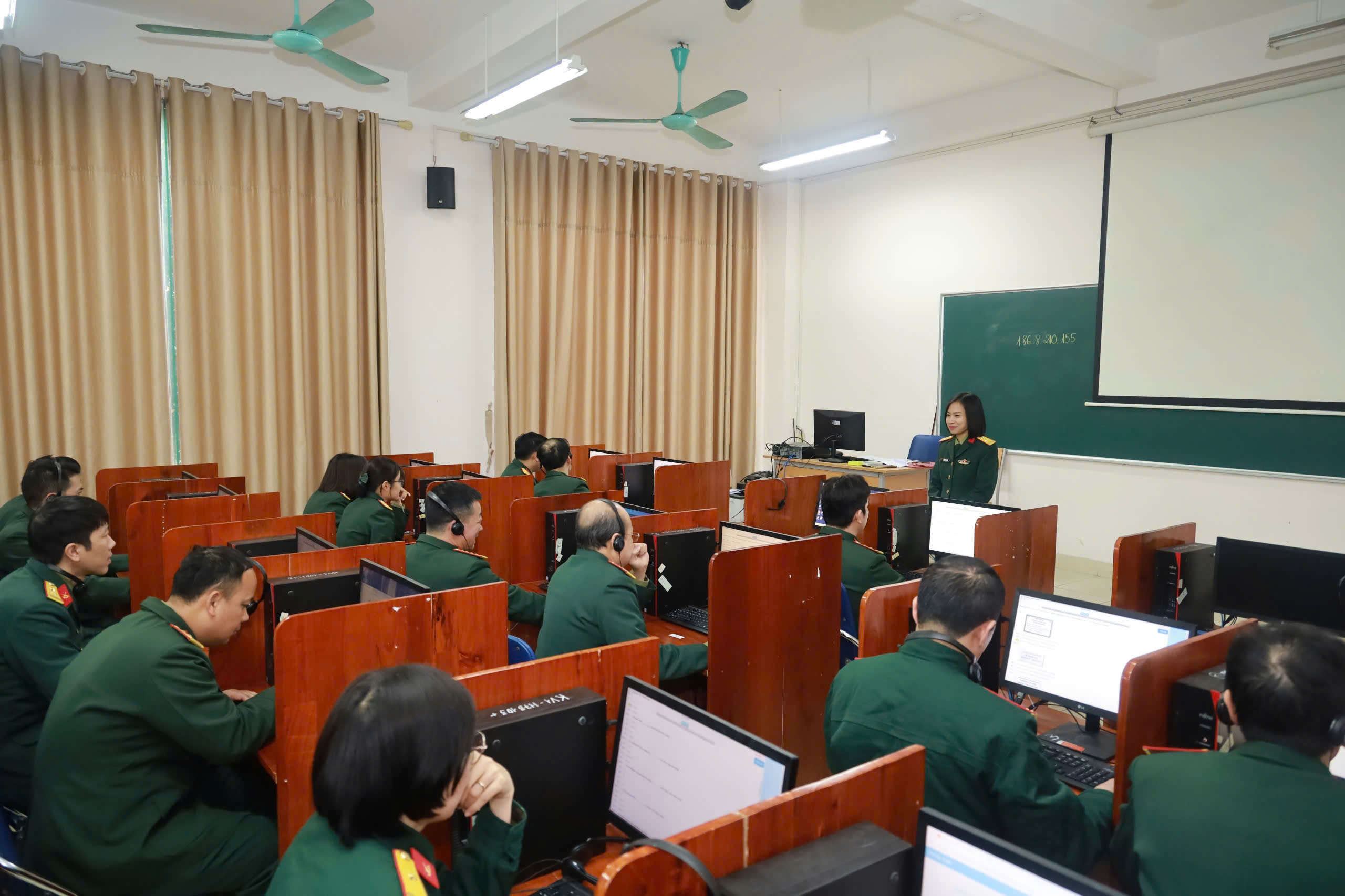 HỌC VIỆN HẬU CẦN KIỂM TRA TRÌNH ĐỘ TIẾNG ANH ĐỐI VỚI GIẢNG VIÊN PHẤN ĐẤU DANH HIỆU NHÀ GIÁO GIỎI NĂM HỌC 2024 - 2025