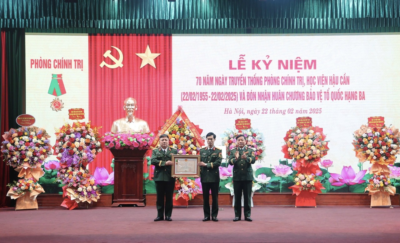PHÒNG CHÍNH TRỊ, HỌC VIỆN HẬU CẦN KỶ NIỆM 70 NĂM NGÀY TRUYỀN THỐNG VÀ ĐÓN NHẬN HUÂN CHƯƠNG BẢO VỆ TỔ QUỐC HẠNG BA