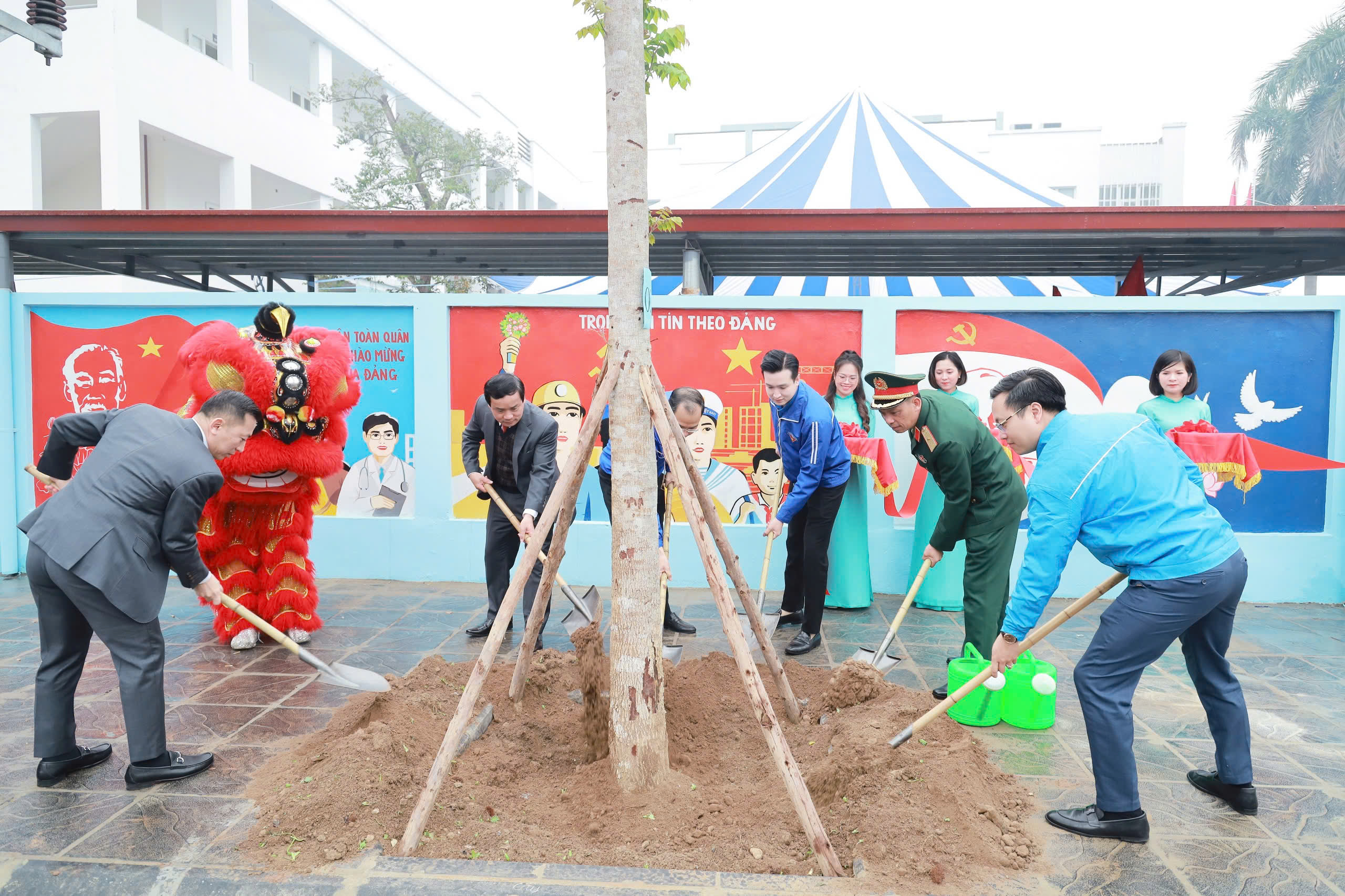 TUỔI TRẺ HỌC VIỆN HẬU CẦN PHỐI HỢP VỚI TUỔI TRẺ QUẬN ĐOÀN LONG BIÊN TRIỂN KHAI NHIỀU HOẠT ĐỘNG THIẾT THỰC