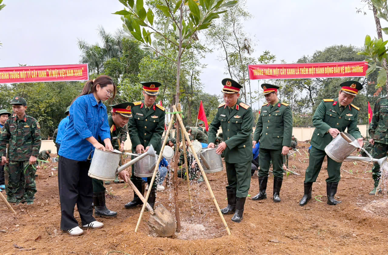 HỌC VIỆN HẬU CẦN PHÁT ĐỘNG TRỒNG HƠN 10.500 CÂY XANH