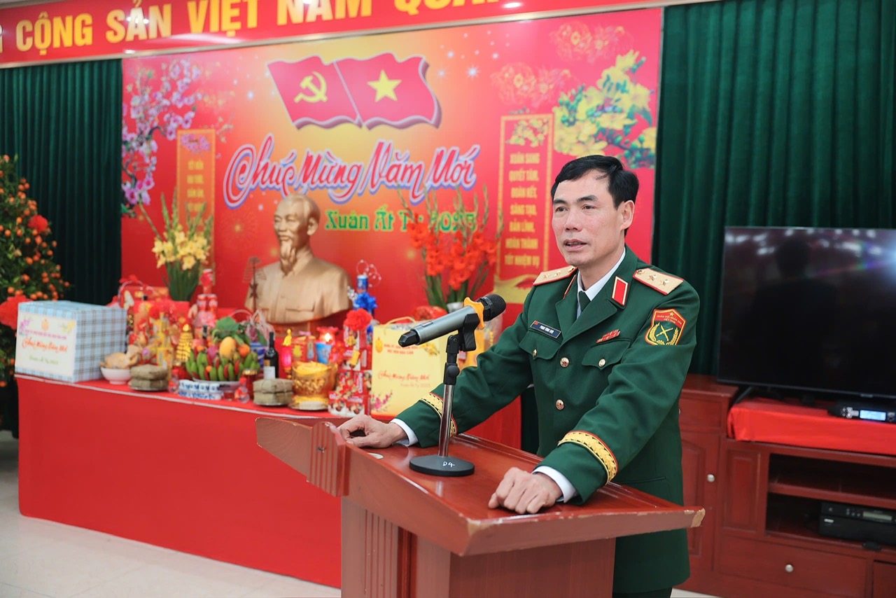 ẤM TÌNH ĐỒNG CHÍ GIỮA ĐÊM GIAO THỪA