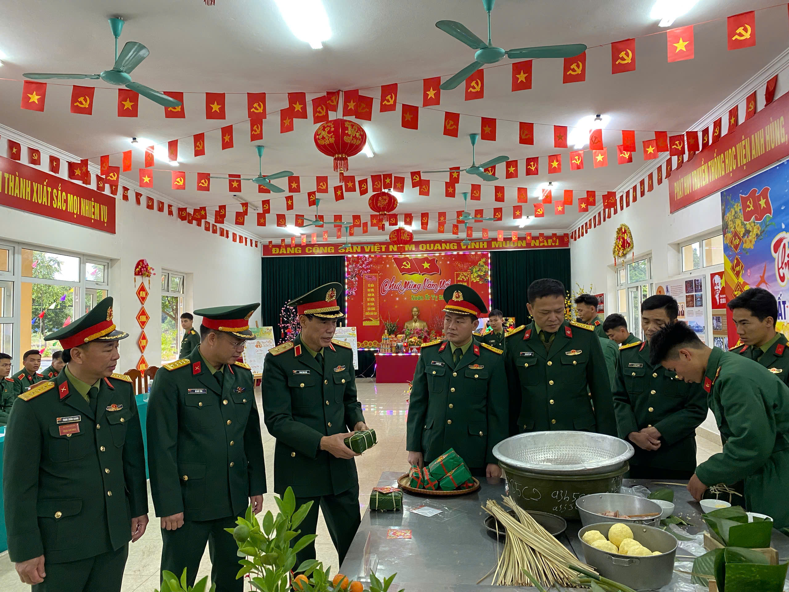 HỌC VIỆN HẬU CẦN – SÔI NỔI HỘI THI GÓI BÁNH CHƯNG, TRANG TRÍ TẾT