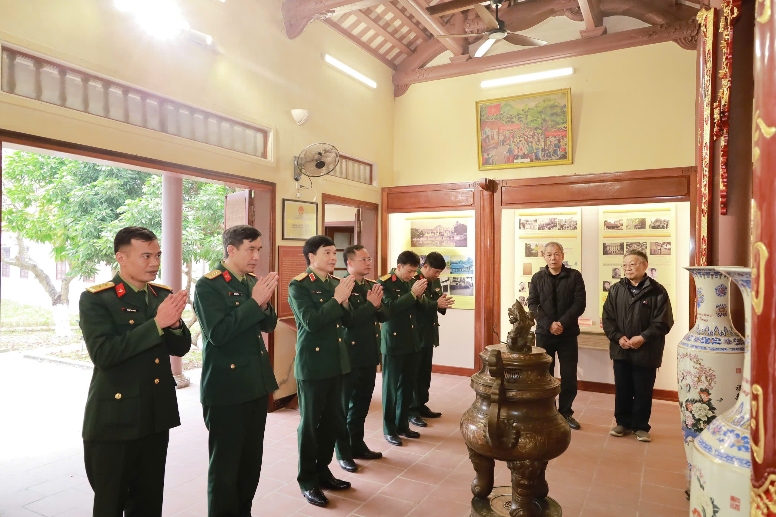 ĐOÀN CÁN BỘ HỌC VIỆN HẬU CẦN THẮP HƯƠNG TƯỞNG NIỆM ĐỒNG CHÍ TRẦN ĐĂNG NINH