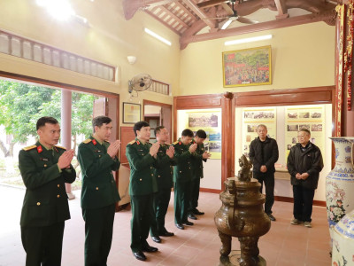 ĐOÀN CÁN BỘ HỌC VIỆN HẬU CẦN THẮP HƯƠNG TƯỞNG NIỆM ĐỒNG CHÍ TRẦN ĐĂNG NINH