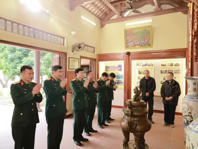 ĐOÀN CÁN BỘ HỌC VIỆN HẬU CẦN THẮP HƯƠNG TƯỞNG NIỆM ĐỒNG CHÍ TRẦN ĐĂNG NINH