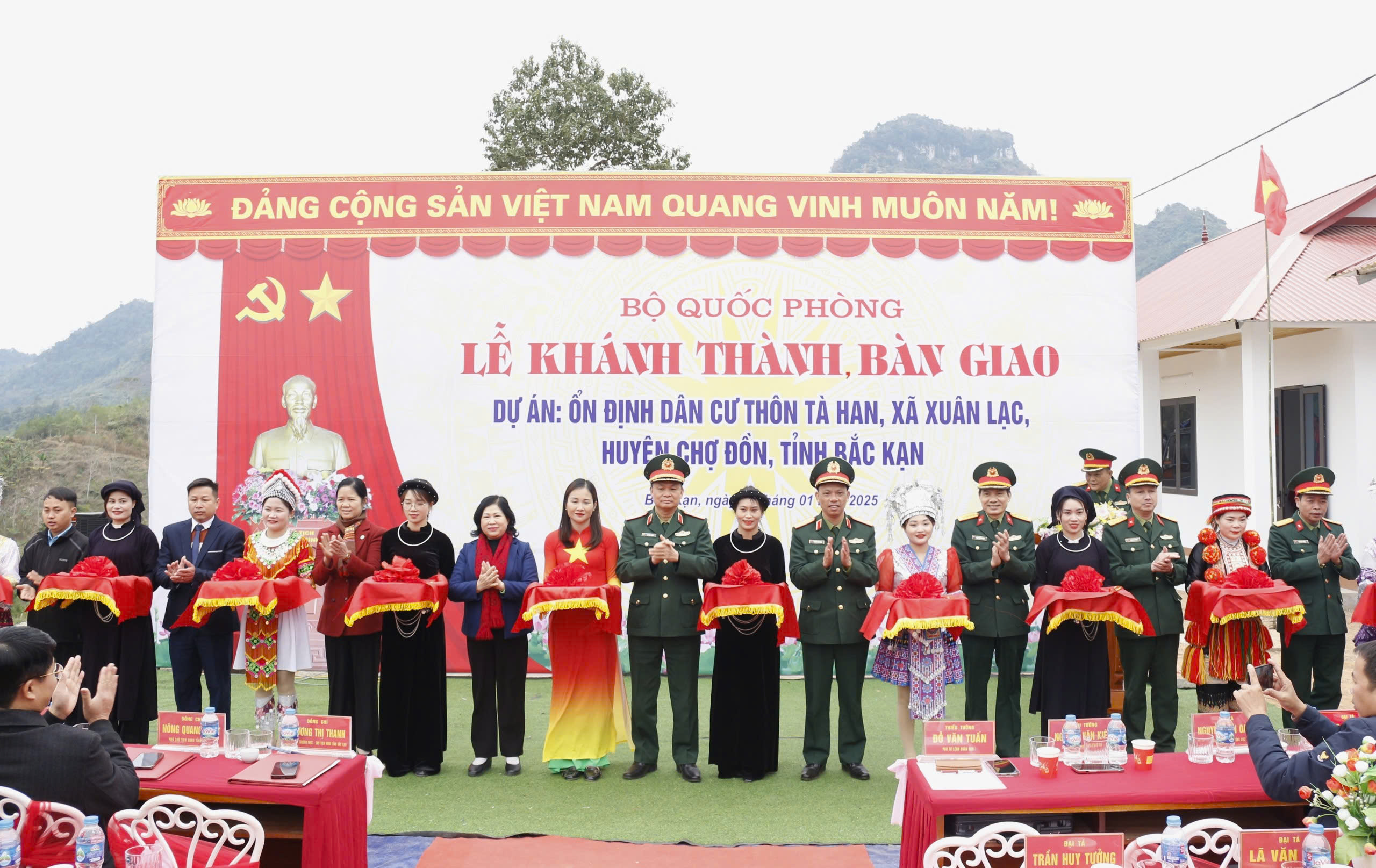 XUÂN VỀ TRÊN BẢN LŨNG CẮM VÀ TÀ HAN