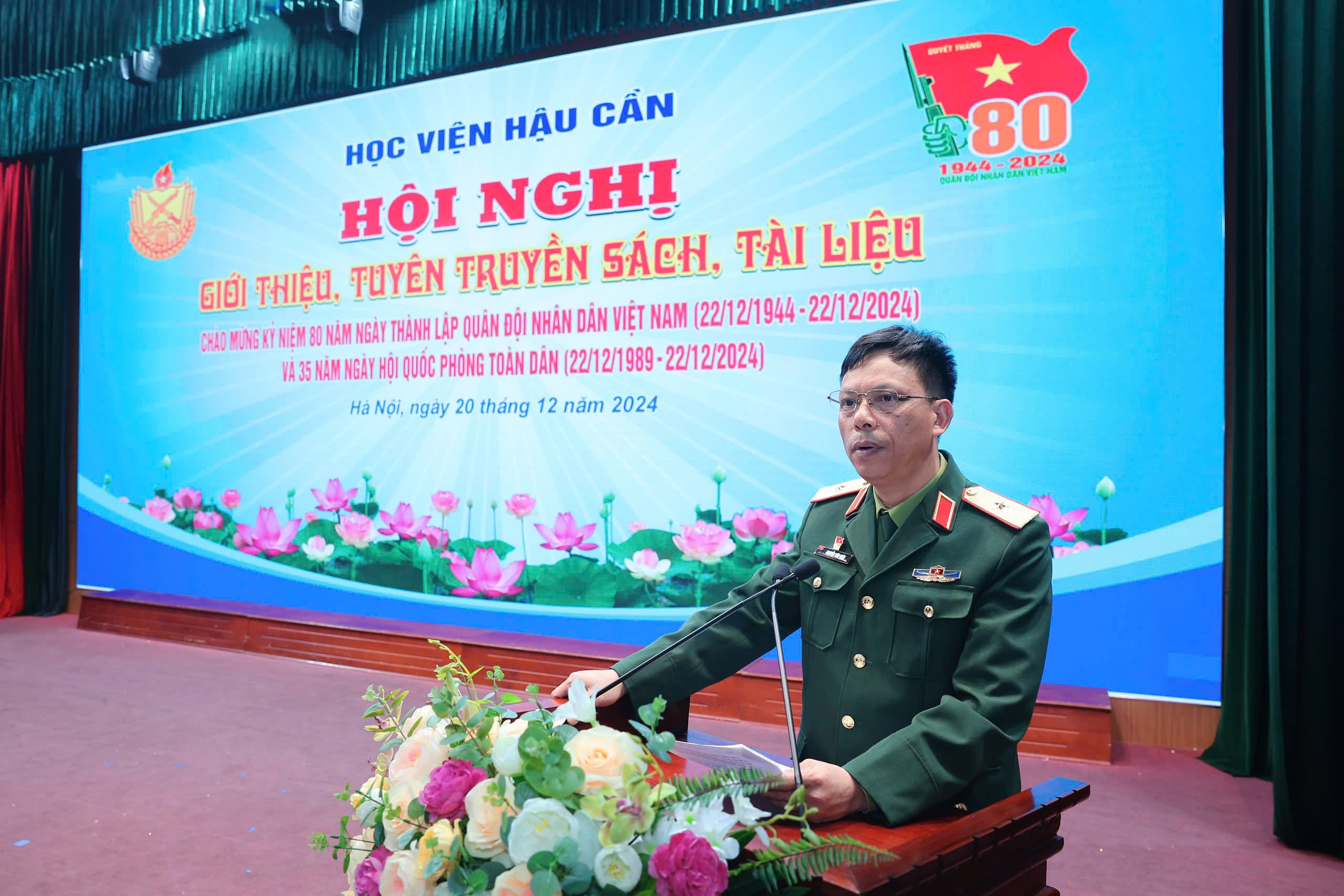 GẦN MỘT NGHÌN ĐẦU SÁCH ĐƯỢC TRƯNG BÀY PHỤC VỤ BẠN ĐỌC NHÂN DỊP 22/12 TẠI HỌC VIỆN HẬU CẦN