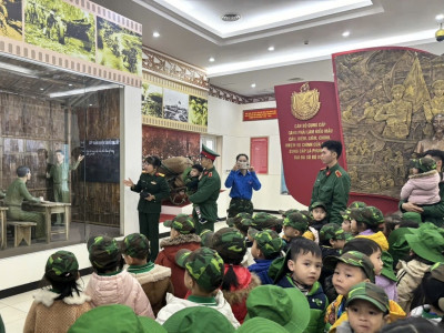 HÀNG NGÀN GIÁO VIÊN VÀ HỌC SINH CÁC TRƯỜNG HỌC TRÊN ĐỊA BÀN THAM QUAN, TRẢI NGHIỆM, HỌC TẬP TRUYỀN THỐNG TẠI HỌC VIỆN HẬU CẦN