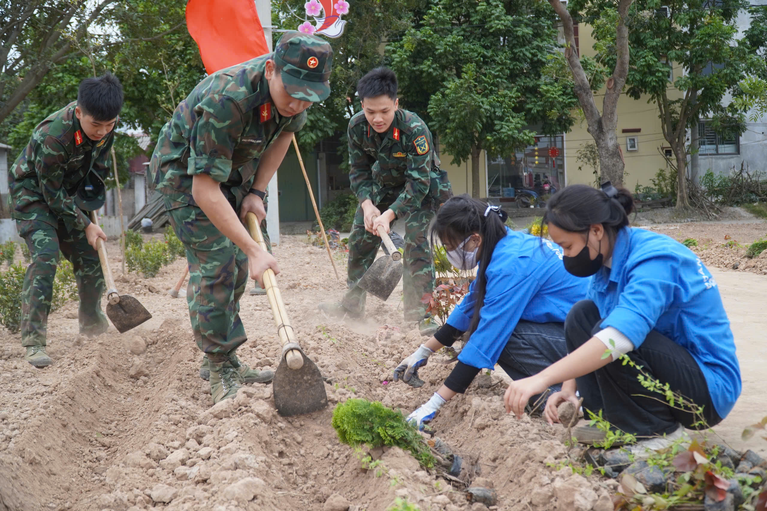 TUỔI TRẺ TIỂU ĐOÀN 4 PHỐI HỢP VỚI TUỔI TRẺ XÃ ĐÔNG HỘI TÍCH CỰC XÂY DỰNG MỚI CÁC CÔNG TRÌNH THANH NIÊN