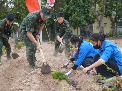 TUỔI TRẺ TIỂU ĐOÀN 4 PHỐI HỢP VỚI TUỔI TRẺ XÃ ĐÔNG HỘI TÍCH CỰC XÂY DỰNG MỚI CÁC CÔNG TRÌNH THANH NIÊN