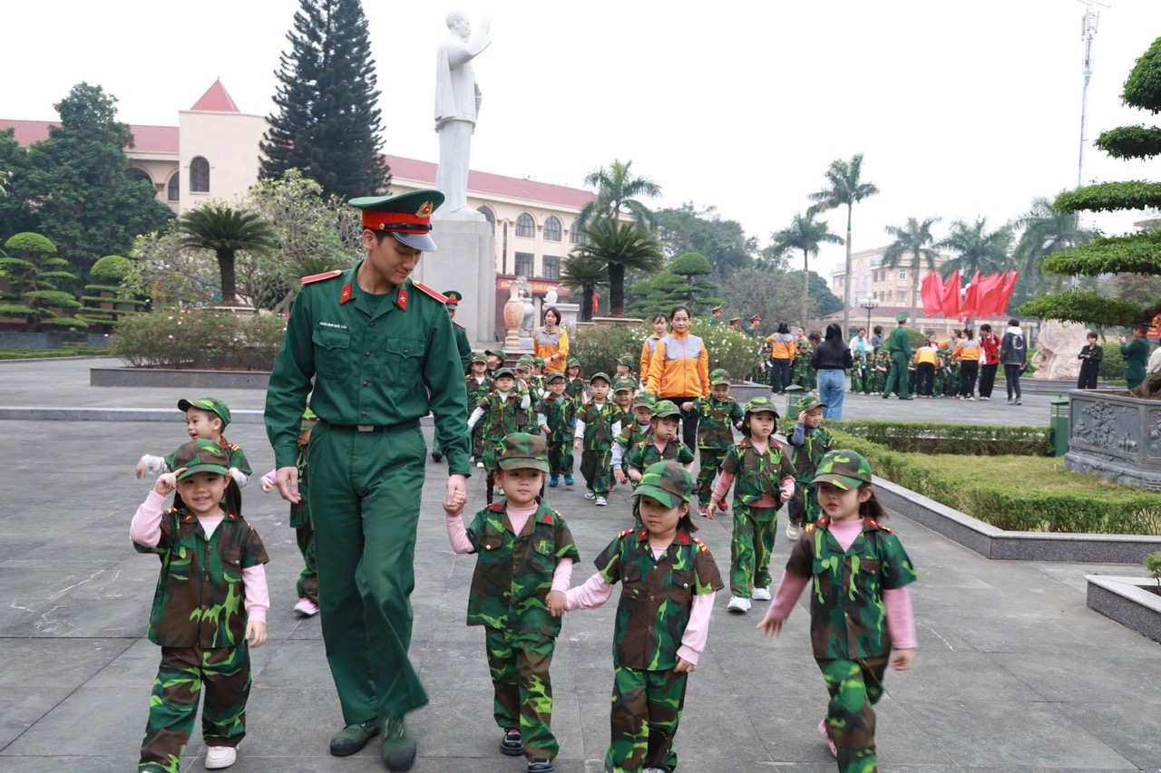 NHIỀU GIÁO VIÊN VÀ HỌC SINH CÁC TRƯỜNG TRÊN ĐỊA BÀN THAM QUAN, TRẢI NGHIỆM, HỌC TẬP TRUYỀN THỐNG TẠI HỌC VIỆN HẬU CẦN