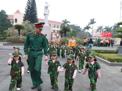 NHIỀU GIÁO VIÊN VÀ HỌC SINH CÁC TRƯỜNG TRÊN ĐỊA BÀN THAM QUAN, TRẢI NGHIỆM, HỌC TẬP TRUYỀN THỐNG TẠI HỌC VIỆN HẬU CẦN