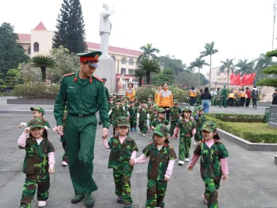 NHIỀU GIÁO VIÊN VÀ HỌC SINH CÁC TRƯỜNG TRÊN ĐỊA BÀN THAM QUAN, TRẢI NGHIỆM, HỌC TẬP TRUYỀN THỐNG TẠI HỌC VIỆN HẬU CẦN