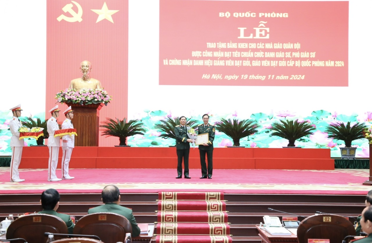 NHIỀU NHÀ GIÁO TIÊU BIỂU CỦA HỌC VIỆN HẬU CẦN ĐƯỢC BỘ QUỐC PHÒNG TÔN VINH, KHEN THƯỞNG