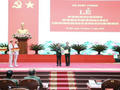 NHIỀU NHÀ GIÁO TIÊU BIỂU CỦA HỌC VIỆN HẬU CẦN ĐƯỢC BỘ QUỐC PHÒNG TÔN VINH, KHEN THƯỞNG