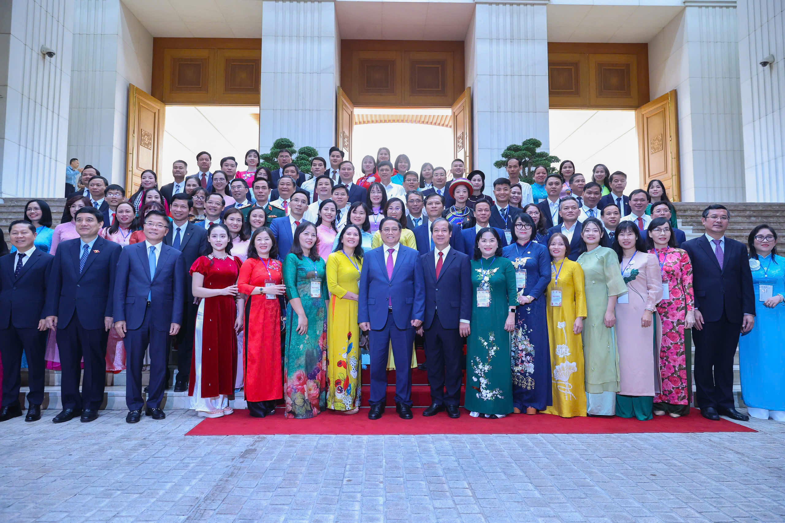 GIÁM ĐỐC HỌC VIỆN CÙNG ĐẠI BIỂU CÁC NHÀ GIÁO TIÊU BIỂU CẢ NƯỚC VINH DỰ GẶP MẶT THỦ TƯỚNG CHÍNH PHỦ