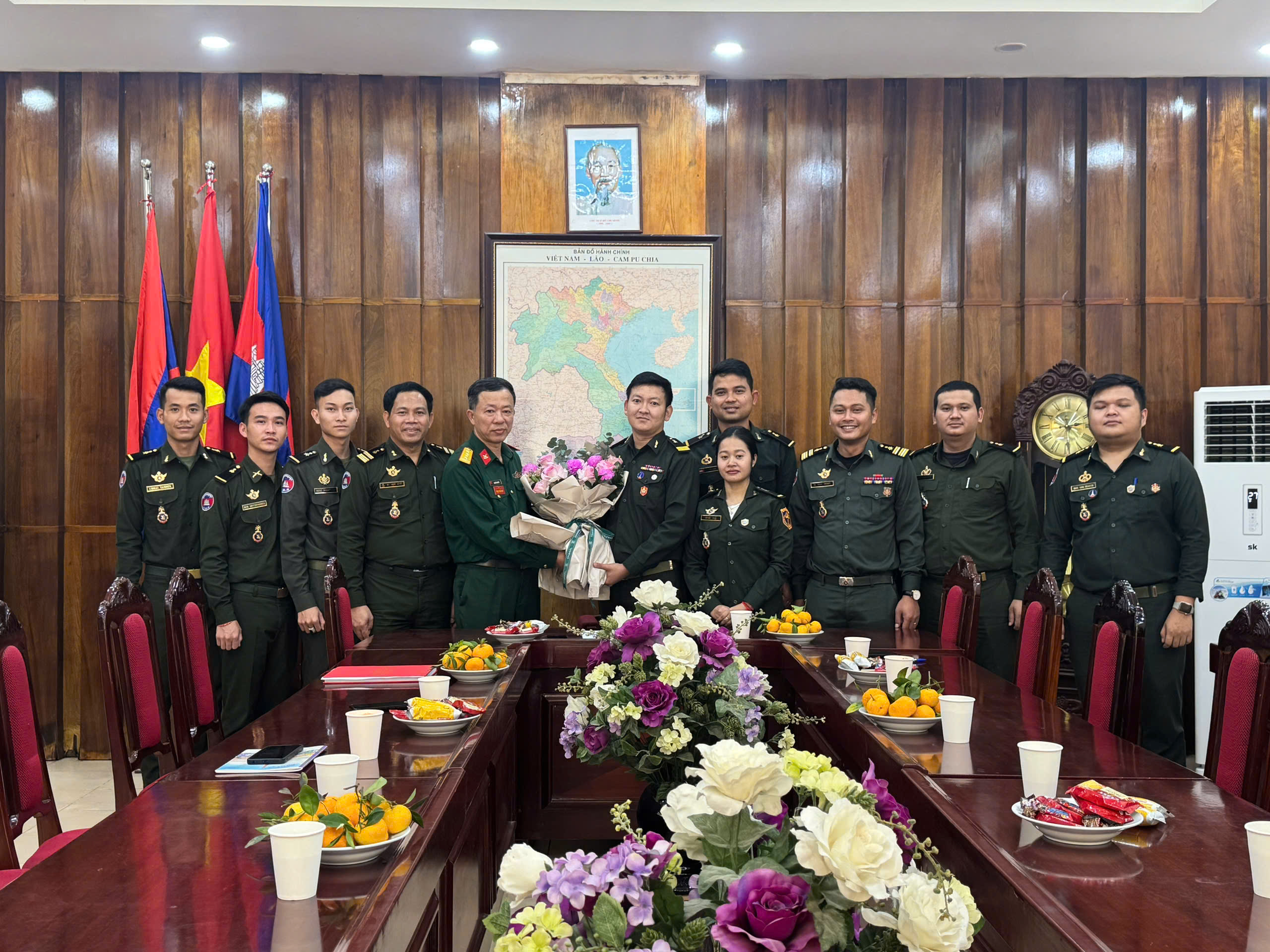 SÔI NỔI CÁC HOẠT ĐỘNG NHÂN KỶ NIỆM 71 NĂM NGÀY QUỐC KHÁNH VƯƠNG QUỐC CAMPUCHIA VÀ NGÀY THÀNH LẬP QUÂN ĐỘI HOÀNG GIA CAMPUCHIA