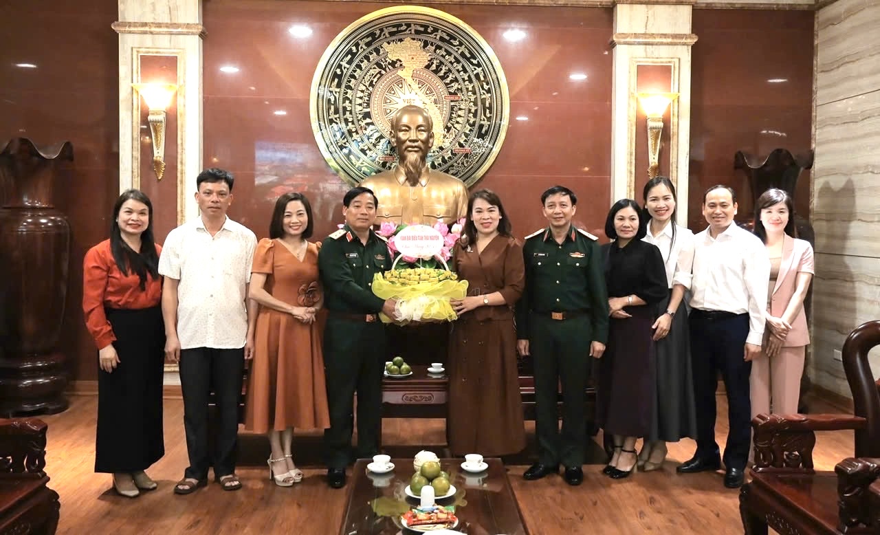 ĐOÀN ĐẠI BIỂU TỈNH THÁI NGUYÊN THĂM, CHÚC MỪNG HỌC VIỆN HẬU CẦN NHÂN NGÀY NHÀ GIÁO VIỆT NAM 20/11