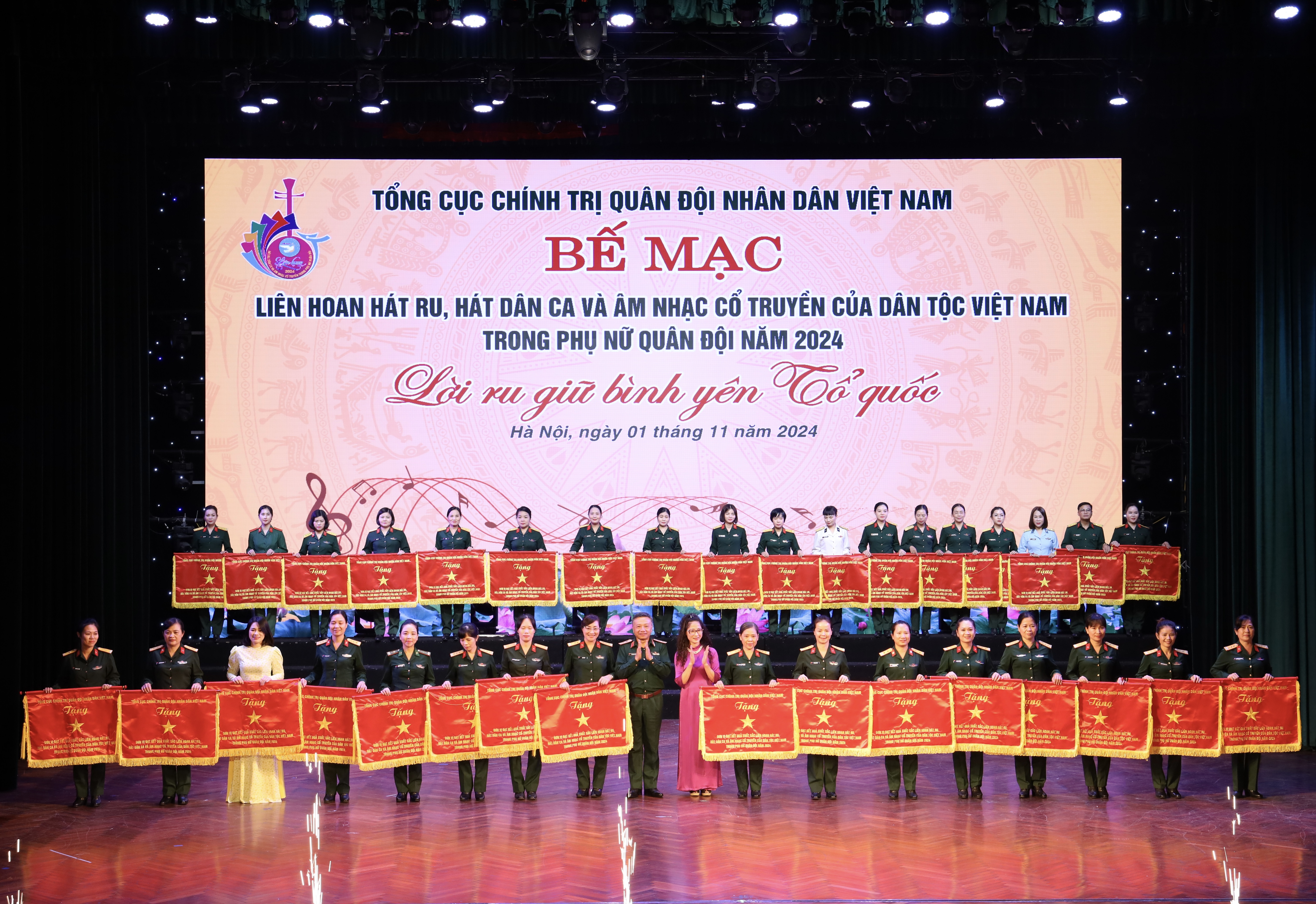 ĐỘI HÁT RU, HÁT DÂN CA PHỤ NỮ HỌC VIỆN ĐƯỢC TẶNG CỜ XUẤT SẮC TRONG THAM GIA LIÊN HOAN