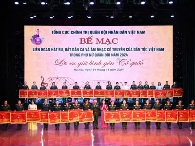 ĐỘI HÁT RU, HÁT DÂN CA PHỤ NỮ HỌC VIỆN ĐƯỢC TẶNG CỜ XUẤT SẮC TRONG THAM GIA LIÊN HOAN