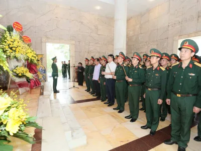 ĐOÀN CÔNG TÁC HỌC VIỆN HẬU CẦN THAM QUAN, HỌC TẬP TRUYỀN THỐNG TẠI CAO BẰNG