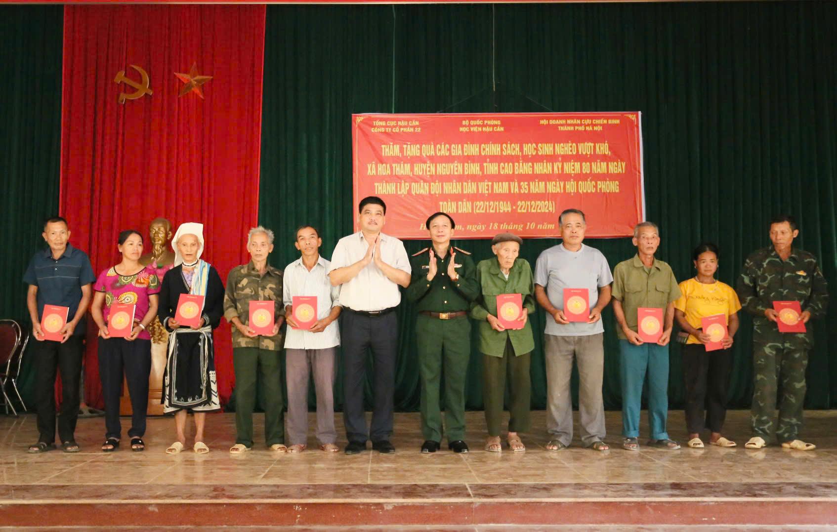 HỌC VIỆN HẬU CẦN TẶNG QUÀ CÁC GIA ĐÌNH CHÍNH SÁCH TẠI HUYỆN NGUYÊN BÌNH, TỈNH CAO BẰNG