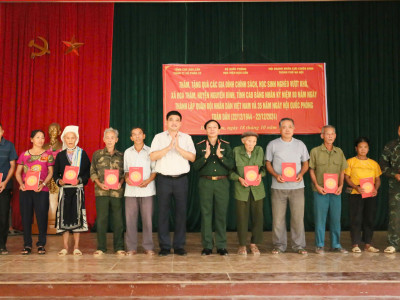 HỌC VIỆN HẬU CẦN TẶNG QUÀ CÁC GIA ĐÌNH CHÍNH SÁCH TẠI HUYỆN NGUYÊN BÌNH, TỈNH CAO BẰNG